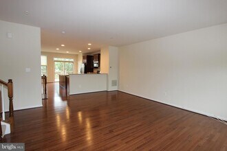 325 Hersden Ln in Arnold, MD - Foto de edificio - Building Photo