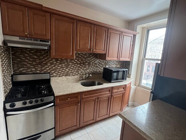385 Macon St, Unit 2 in Brooklyn, NY - Building Photo - Building Photo