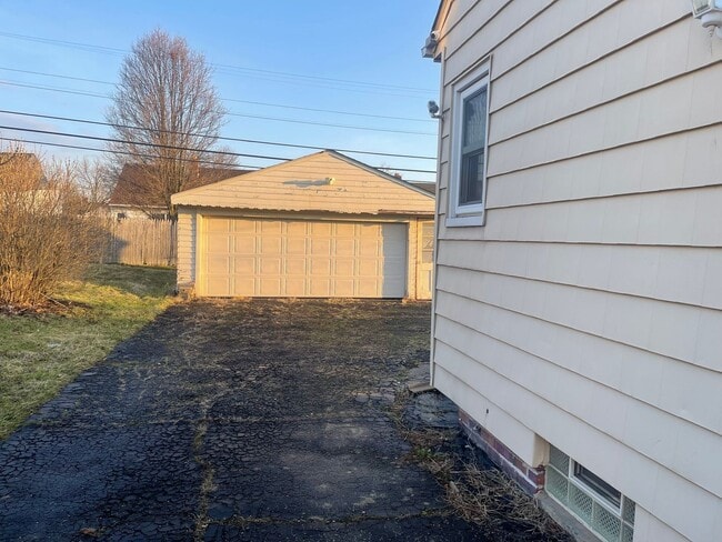 15717 Northwood Ave in Maple Heights, OH - Building Photo - Building Photo