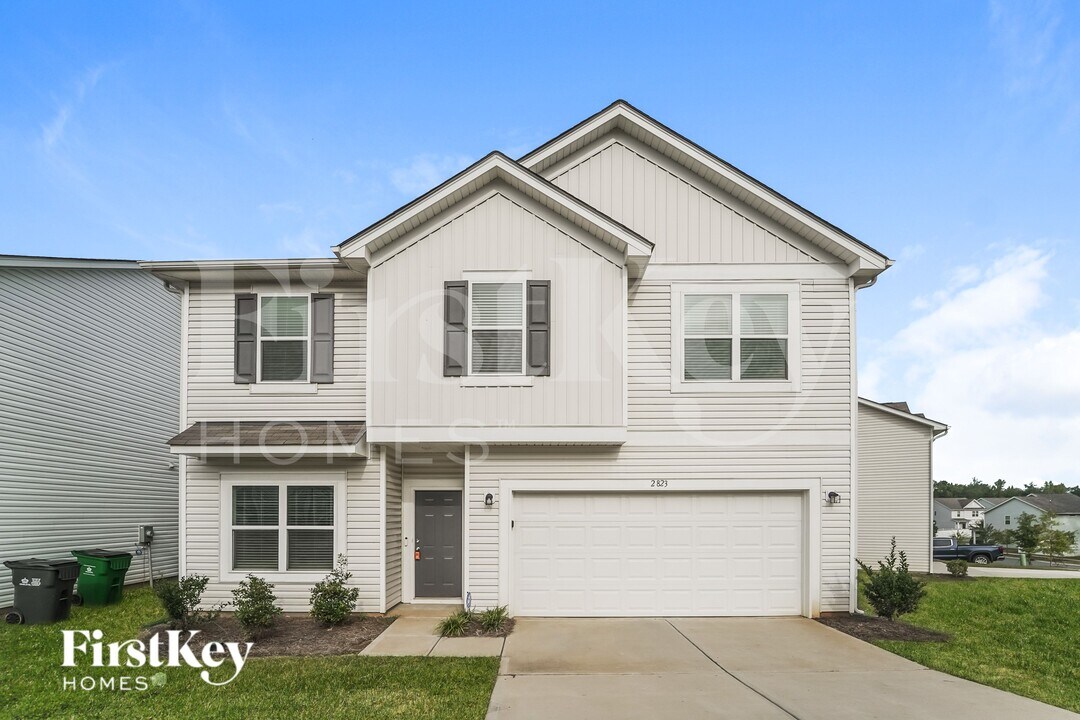 2823 Curbstone Ln in Charlotte, NC - Foto de edificio