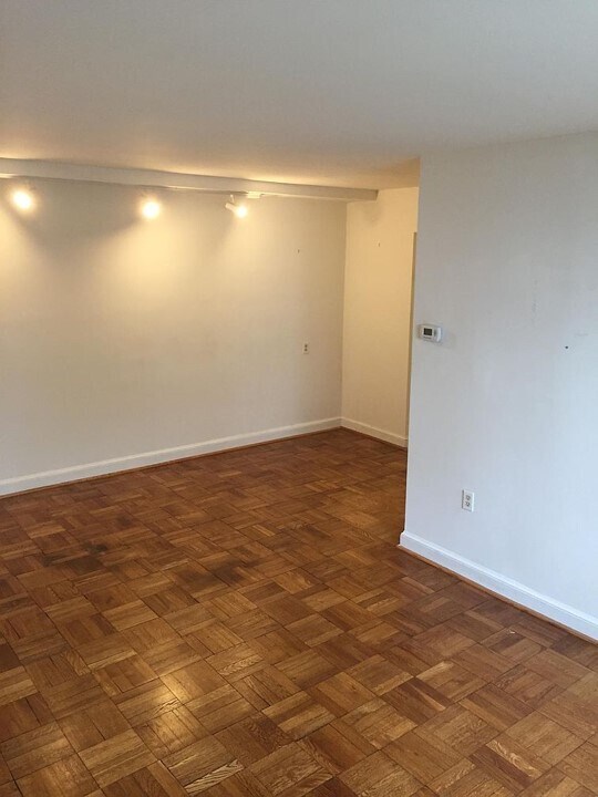 3829 Davis Pl NW in Washington, DC - Building Photo - Building Photo