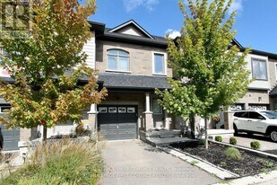 12 Deneb St in Barrie, ON - Building Photo