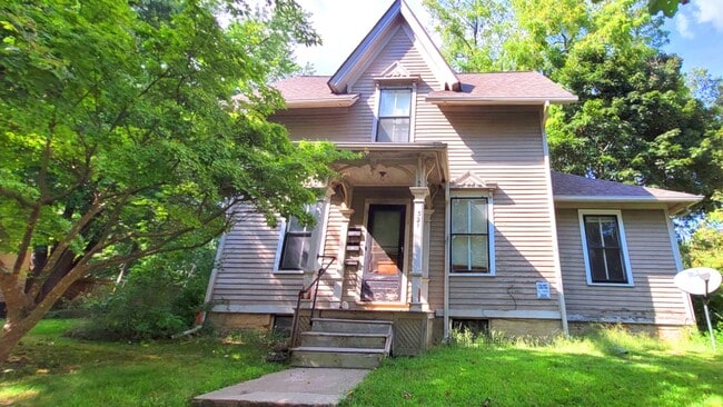 321 E Cross St
