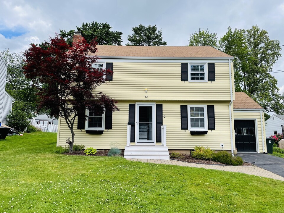 32 Ledgewood Rd in West Hartford, CT - Building Photo