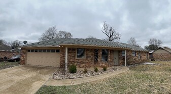 4521 Sanderson Ln in Texarkana, AR - Building Photo