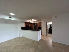 2640 S University Dr in Davie, FL - Foto de edificio - Building Photo