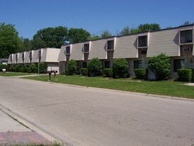 LakePointe Townhouses in Harrison Township, MI - Building Photo