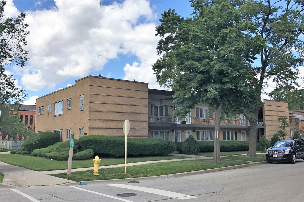 200 Higgins Rd in Park Ridge, IL - Building Photo