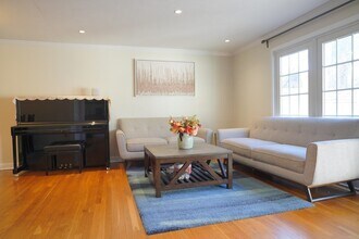 11 Oak St in Wellesley, MA - Building Photo - Building Photo