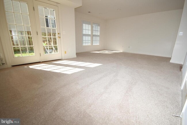 8025 Samuel Wallis St in Lorton, VA - Building Photo - Building Photo