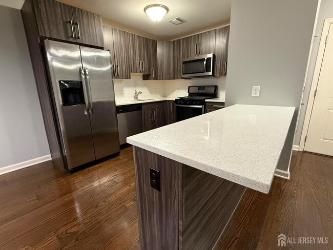 1400 St Georges Ave in Avenel, NJ - Building Photo - Building Photo