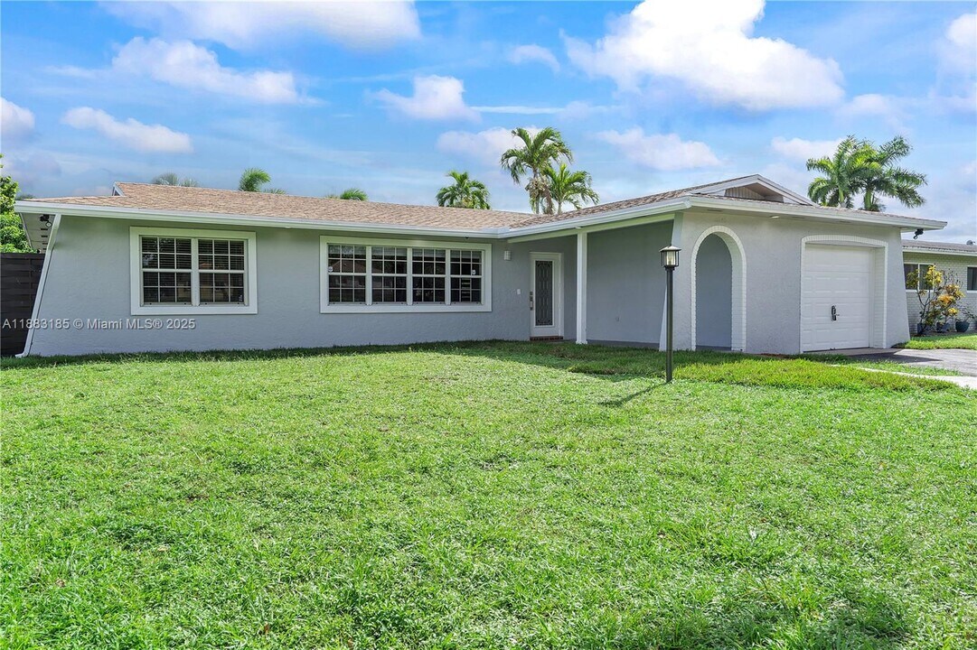11240 Sheridan St in Pembroke Pines, FL - Building Photo