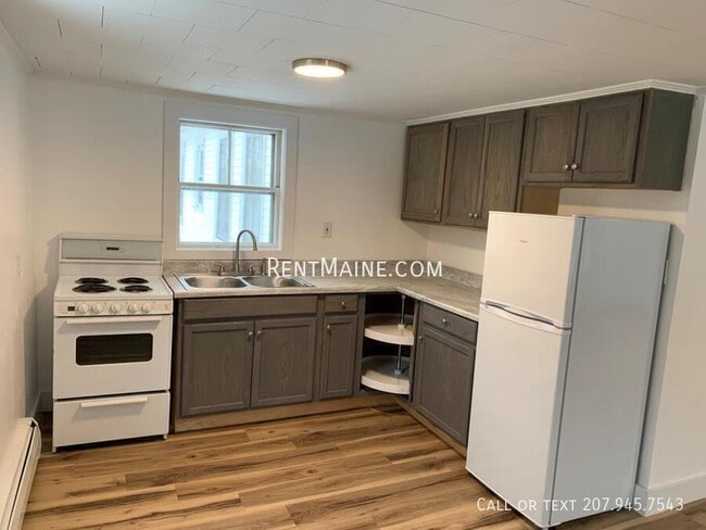 1084 School St in Veazie, ME - Building Photo - Building Photo