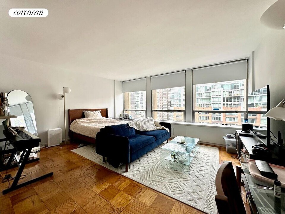 300 E 33rd St in New York, NY - Building Photo