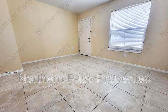 7365 N Loop Dr in El Paso, TX - Building Photo - Building Photo