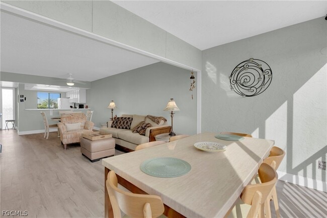 21470 Bay Village Dr in Fort Myers Beach, FL - Building Photo - Building Photo