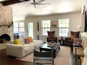 7018 Crosswood Dr in Austin, TX - Foto de edificio - Building Photo