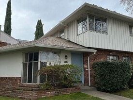 2950 Land Park Dr in Sacramento, CA - Building Photo
