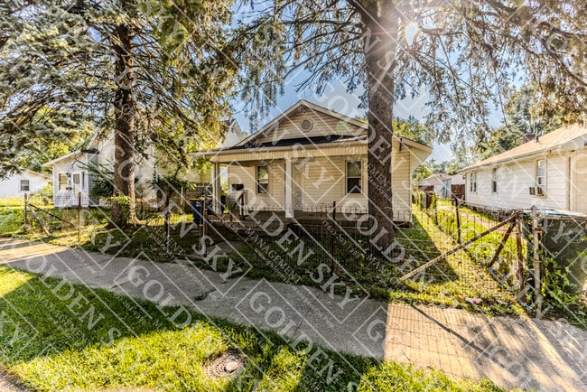 property at 3104 S Vine St