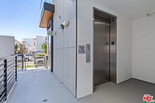 124 S Croft Ave-Unit -401 in Los Angeles, CA - Building Photo - Building Photo