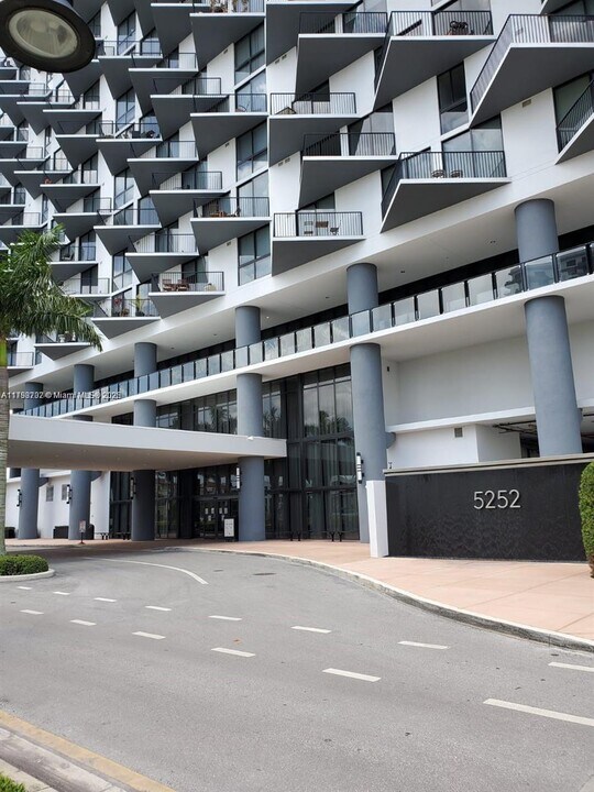5252 NW 85th Ave in Doral, FL - Building Photo