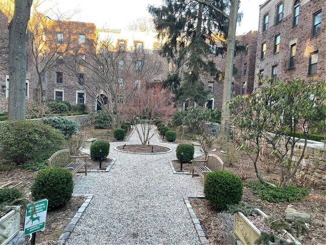64 Sagamore Rd in Bronxville, NY - Building Photo - Building Photo