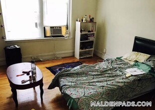 349 Pleasant St, Unit A2-5 in Malden, MA - Foto de edificio - Building Photo