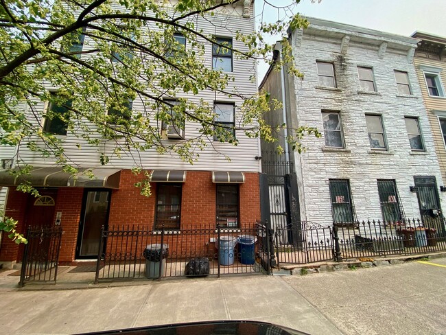 184 Kent St in Brooklyn, NY - Building Photo - Building Photo