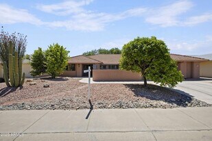 12433 W Fieldstone Dr in Sun City West, AZ - Building Photo