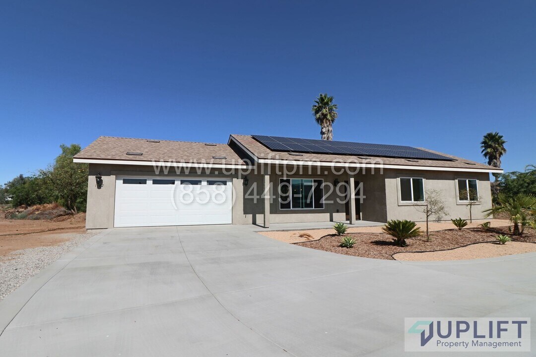 1102 Elm St in Ramona, CA - Building Photo