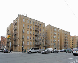 215 E Gun Hill Rd in Bronx, NY - Foto de edificio - Building Photo