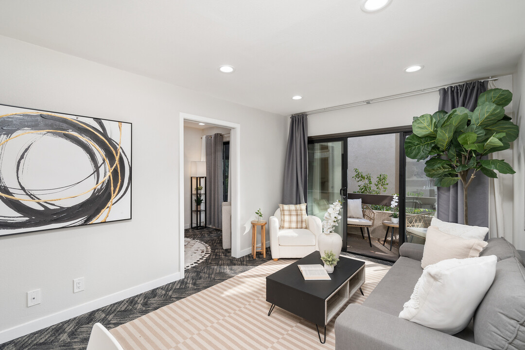 950 N Kings Rd, Unit 225 in West Hollywood, CA - Building Photo