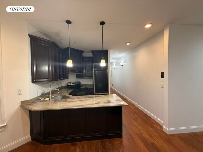 553 Manhattan Ave in New York, NY - Building Photo - Building Photo