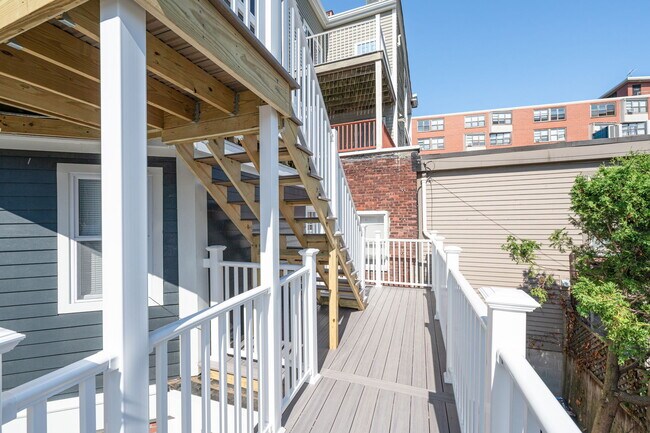 465 E 8th St, Unit 3 in Boston, MA - Building Photo - Building Photo