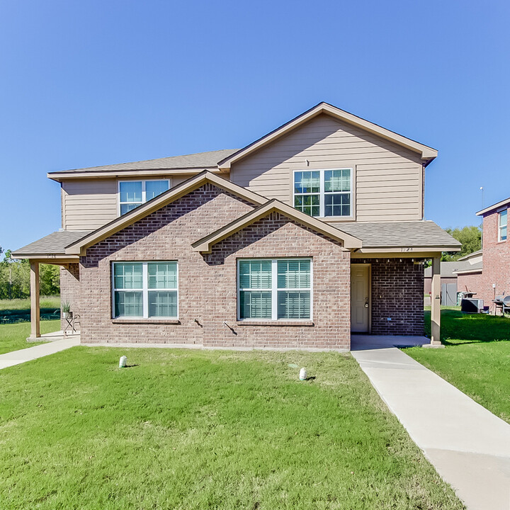 1724 Waco St in Van Alstyne, TX - Building Photo