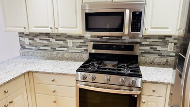 60 Village Dr in Quincy, MA - Building Photo - Building Photo