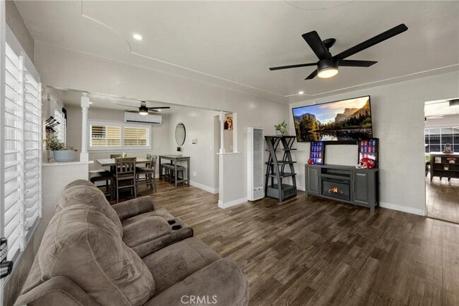 property at 958 Magnolia Ave W