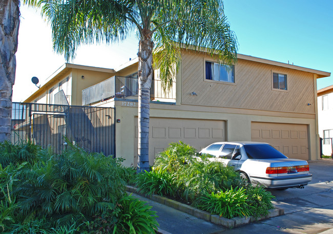 17272-17282 Ash St in Huntington Beach, CA - Foto de edificio - Building Photo