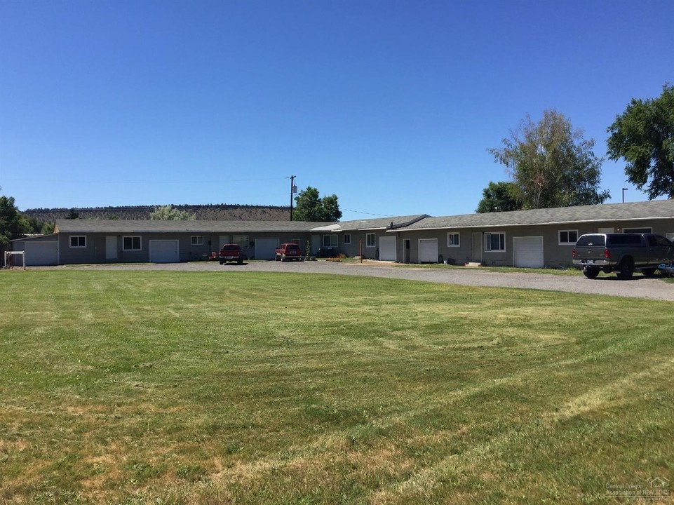 Hwy 26 / NE 3rd St. in Prineville, OR - Building Photo