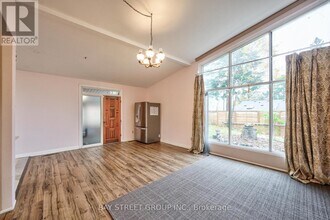 5 Cottonwood Dr in Toronto, ON - Building Photo - Building Photo