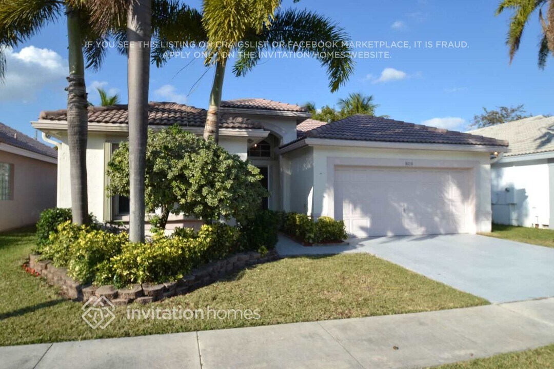 18031 SW 18th St in Miramar, FL - Building Photo