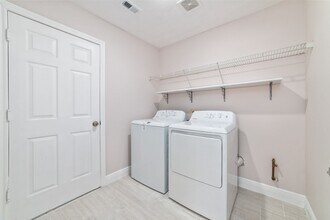 8330 Malin Ct in Houston, TX - Building Photo - Building Photo