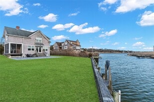 8 Hyler Dr in Hampton Bays, NY - Building Photo