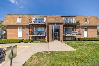 Royal Villa Apartments in Erie, PA - Foto de edificio - Building Photo
