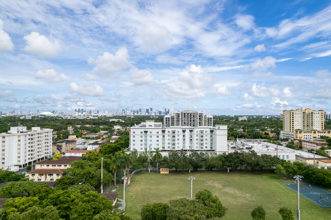 Douglas Grand in Coral Gables, FL - Foto de edificio - Building Photo