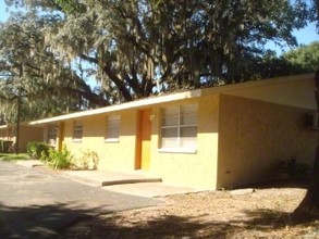 Oakwood in Tampa, FL - Building Photo - Building Photo