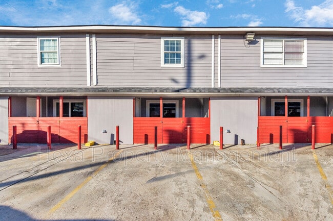 6607 Brittmoore Rd in Houston, TX - Building Photo - Building Photo