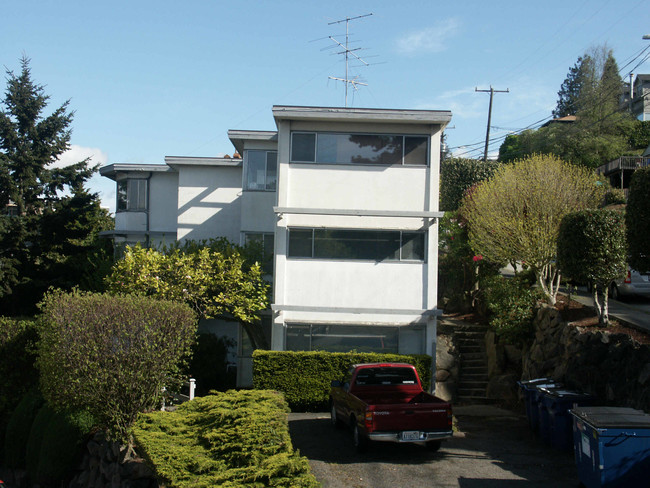 2272 Gilman Dr W in Seattle, WA - Foto de edificio - Building Photo