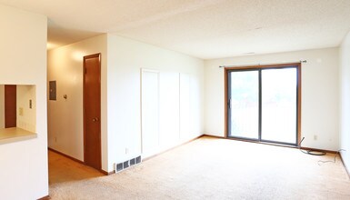 Adel Village Apartments in Adel, IA - Foto de edificio - Interior Photo