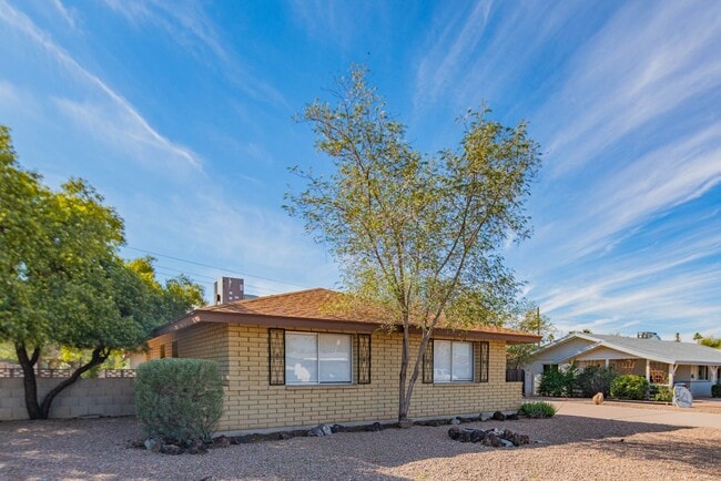 1047 E Alameda Dr in Tempe, AZ - Building Photo - Building Photo